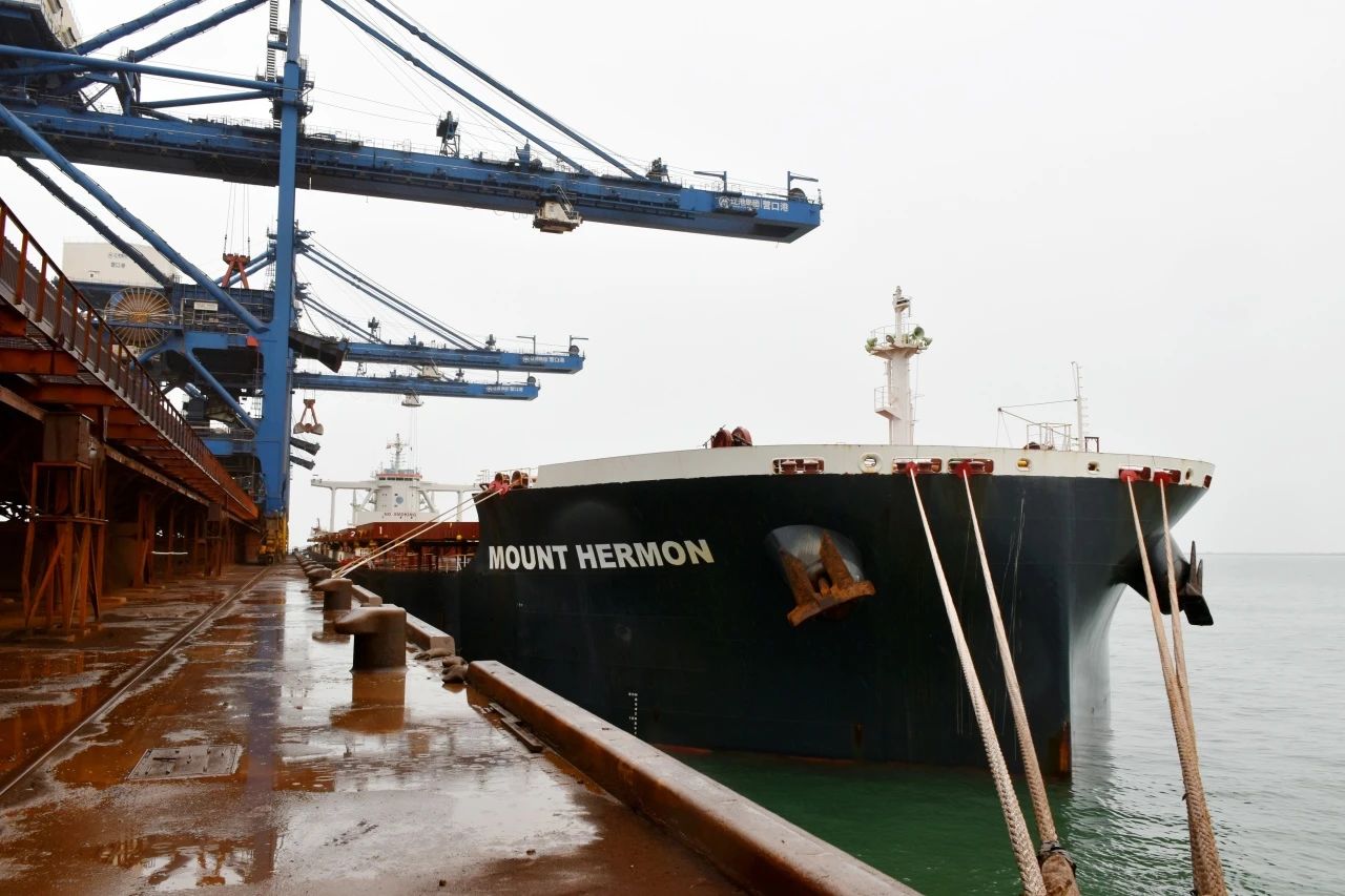 拓展外贸新业务  提升发展新动能——轻出公司首船17万吨自营澳洲铁矿石抵港