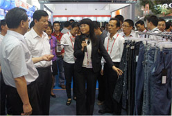 陈建华市长视察我集团广交会服装展位