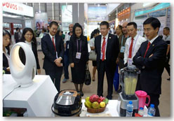 【广交会专题报道】广州轻工工贸集团方贵权董事长一行视察我司展位