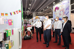 广州轻工集团党委书记、董事长曾郴湘带队视察我司第130届广交会展位