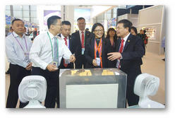 广州轻工工贸集团方贵权董事长一行视察我司广交会展位