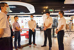 广州轻工集团党委书记、董事长曾郴湘带队视察我司第131届线上广交会并调研工作