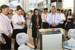 蔡朝林副市长视察我司广交会展位